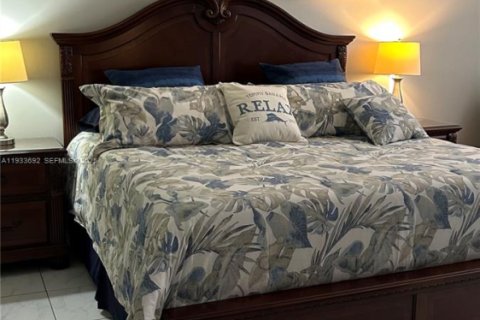 Condo in Hollywood, Florida, 2 bedrooms  № 1991953 - photo 24