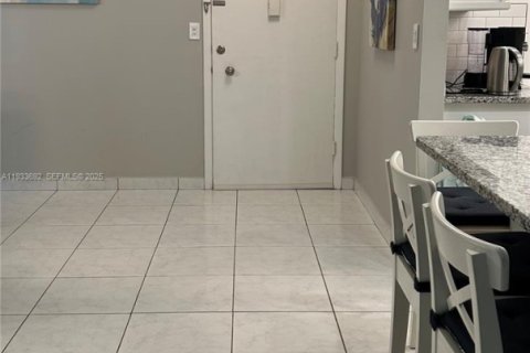 Condo in Hollywood, Florida, 2 bedrooms  № 1991953 - photo 30