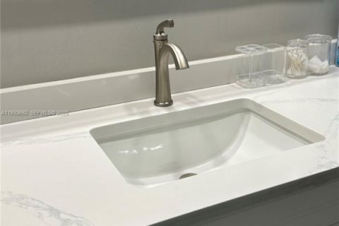 Condo in Hollywood, Florida, 2 bedrooms  № 1991953 - photo 29