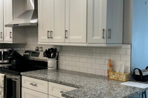 Condo in Hollywood, Florida, 2 bedrooms  № 1991953 - photo 10