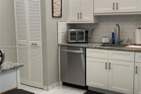 Condo in Hollywood, Florida, 2 bedrooms  № 1991953 - photo 12