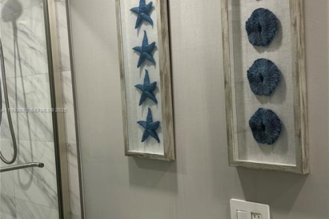 Condo in Hollywood, Florida, 2 bedrooms  № 1991953 - photo 22