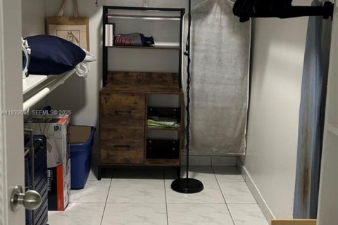 Condo in Hollywood, Florida, 2 bedrooms  № 1991953 - photo 26