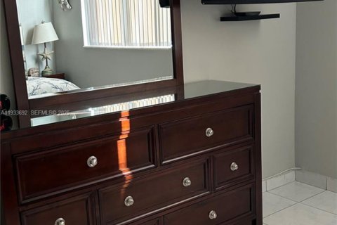 Condo in Hollywood, Florida, 2 bedrooms  № 1991953 - photo 20