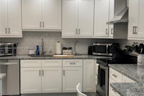 Condo in Hollywood, Florida, 2 bedrooms  № 1991953 - photo 11