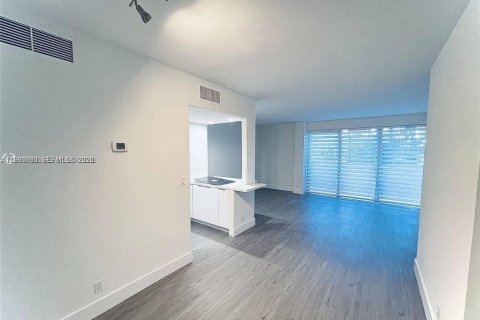 Снять в аренду кондоминиум в Майами, Флорида 1 спальня, 77.2м2, № 2052427 - фото 2