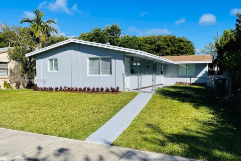 House in Miami, Florida 2 bedrooms, 172.52 sq.m. № 1937465 - photo 3