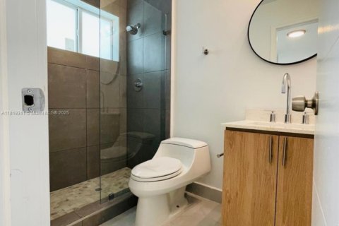House in Miami, Florida 2 bedrooms, 172.52 sq.m. № 1937465 - photo 12