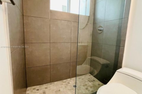 House in Miami, Florida 2 bedrooms, 172.52 sq.m. № 1937465 - photo 16