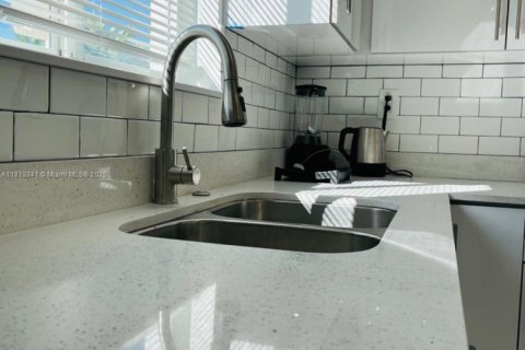 House in Miami, Florida 2 bedrooms, 172.52 sq.m. № 1937465 - photo 8
