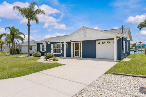 House in Hernando Beach, Florida 3 bedrooms, 142.51 sq.m. № 2267533