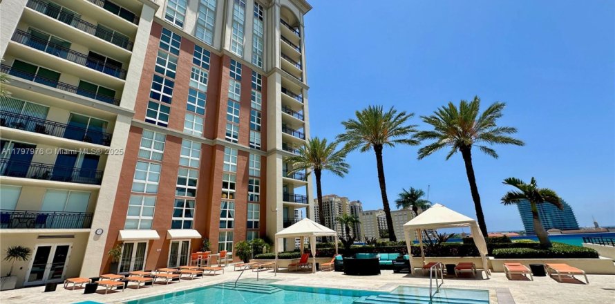 Кондоминиум с 1 спальней в Уэст-Палм-Бич, Флорида № 1963451