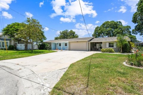 House in Palm Harbor, Florida 3 bedrooms, 179.3 sq.m. № 1813609 - photo 1