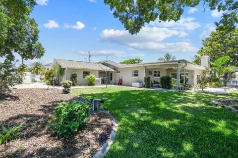 House in Palm Harbor, Florida 3 bedrooms, 179.3 sq.m. № 1813609 - photo 2