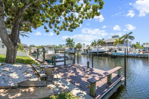 House in Palm Harbor, Florida 3 bedrooms, 179.3 sq.m. № 1813609 - photo 3