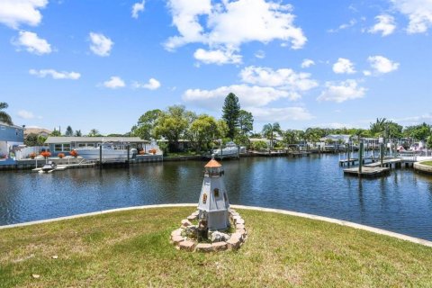 House in Palm Harbor, Florida 3 bedrooms, 179.3 sq.m. № 1813609 - photo 6