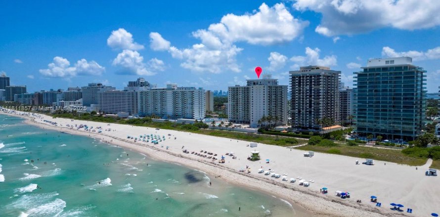 Condominio en Miami Beach, Florida, 2 dormitorios № 1875165