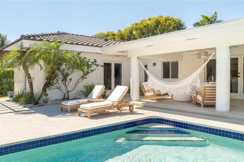 Villa ou maison à louer à Pinecrest, Floride: 5 chambres, 339.84 m2 № 2300019 - photo 24