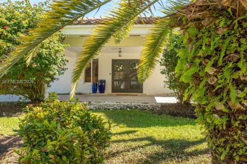Villa ou maison à louer à Pinecrest, Floride: 5 chambres, 339.84 m2 № 2300019 - photo 21