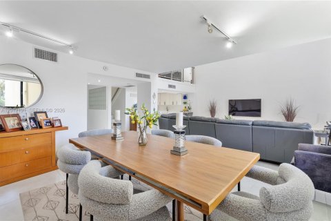 Touwnhouse à vendre à Aventura, Floride: 2 chambres, 232.26 m2 № 2171130 - photo 4