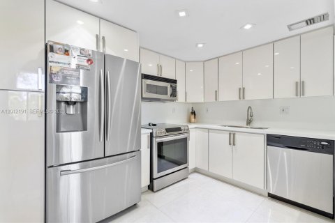 Touwnhouse à vendre à Aventura, Floride: 2 chambres, 232.26 m2 № 2171130 - photo 9