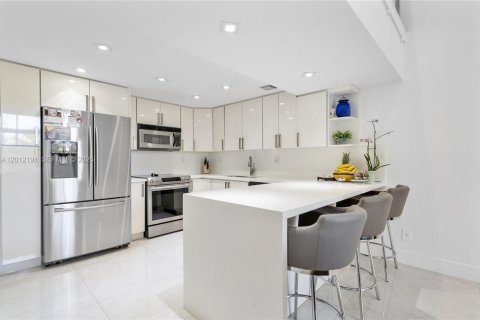 Touwnhouse à vendre à Aventura, Floride: 2 chambres, 232.26 m2 № 2171130 - photo 6
