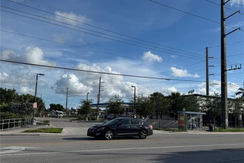Commercial property in Miami, Florida № 2089165 - photo 11