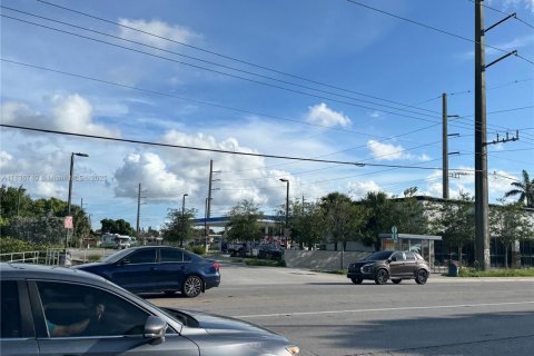 Commercial property in Miami, Florida № 2089165 - photo 9