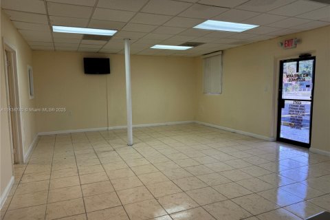 Commercial property in Miami, Florida № 2089165 - photo 5