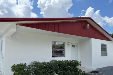 Casa en venta en Miami, Florida, 3 dormitorios, 129.32 m2 № 2058591 - foto 2