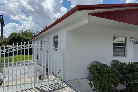Casa en venta en Miami, Florida, 3 dormitorios, 129.32 m2 № 2058591 - foto 3