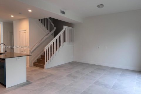 Adosado en alquiler en Homestead, Florida, 3 dormitorios, 174.75 m2 № 2050633 - foto 3