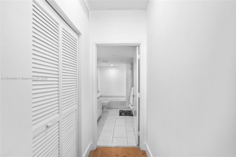 Copropriété à louer à Miami, Floride: 2 chambres, 104.05 m2 № 1842660 - photo 25