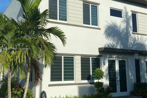 Touwnhouse à vendre à Doral, Floride: 4 chambres, 221.01 m2 № 1691948 - photo 2