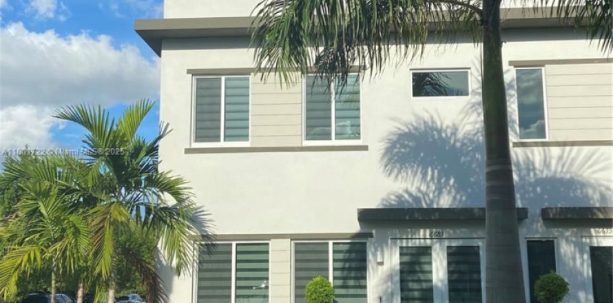Touwnhouse à Doral, Floride 4 chambres, 221.01 m2 № 1691948