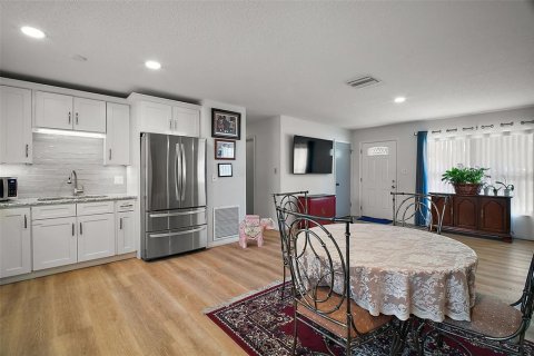 House in Eustis, Florida 3 bedrooms, 125.42 sq.m. № 1884449 - photo 8