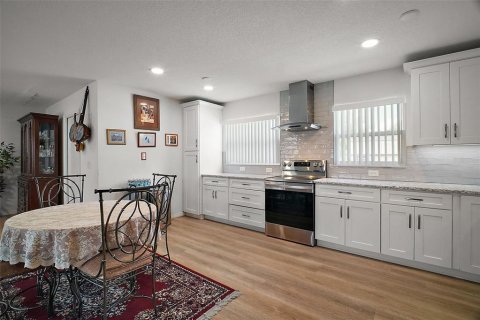 House in Eustis, Florida 3 bedrooms, 125.42 sq.m. № 1884449 - photo 6