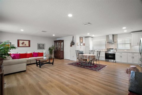 House in Eustis, Florida 3 bedrooms, 125.42 sq.m. № 1884449 - photo 4