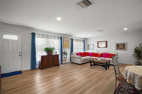 House in Eustis, Florida 3 bedrooms, 125.42 sq.m. № 1884449 - photo 3