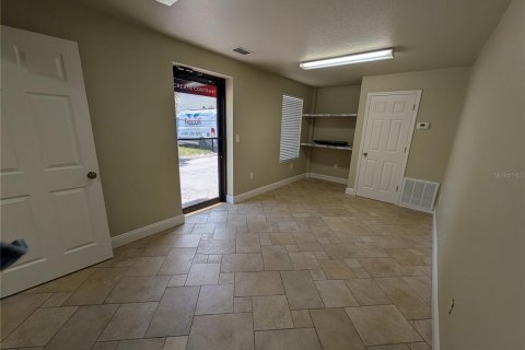 Immobilier commercial à louer à Auburndale, Floride: 1712.19 m2 № 2299885 - photo 2