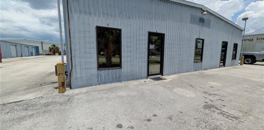 Immobilier commercial à Auburndale, Floride 1712.19 m2 № 2299885