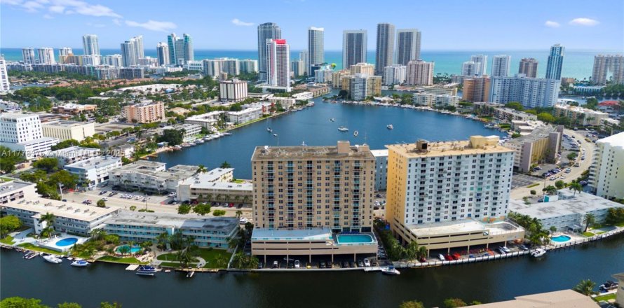 Condominio en Hallandale Beach, Florida, 1 dormitorio № 1735768