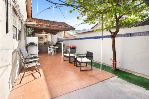 Casa en venta en Hialeah, Florida, 3 dormitorios, 109.62 m2 № 2001407 - foto 30