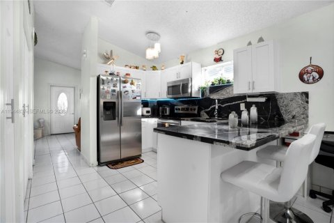 Casa en venta en Hialeah, Florida, 3 dormitorios, 109.62 m2 № 2001407 - foto 13