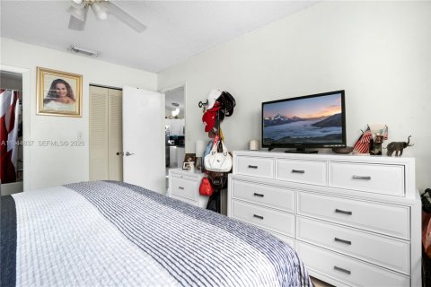 Casa en venta en Hialeah, Florida, 3 dormitorios, 109.62 m2 № 2001407 - foto 20