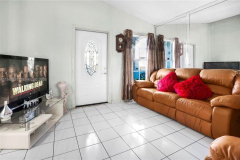 Casa en venta en Hialeah, Florida, 3 dormitorios, 109.62 m2 № 2001407 - foto 4