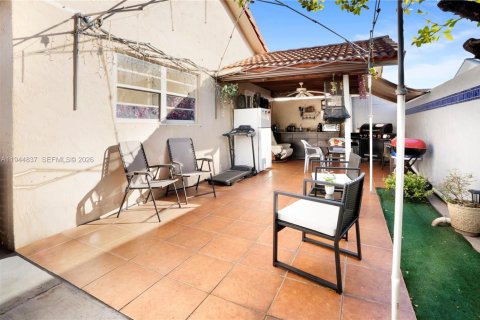 Casa en venta en Hialeah, Florida, 3 dormitorios, 109.62 m2 № 2001407 - foto 23