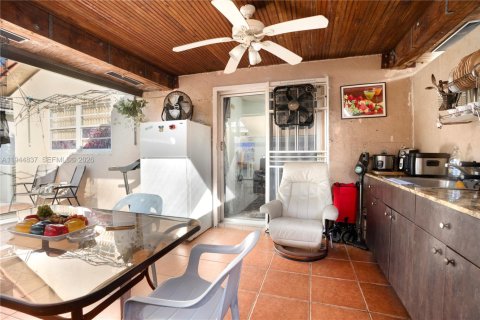 Casa en venta en Hialeah, Florida, 3 dormitorios, 109.62 m2 № 2001407 - foto 28