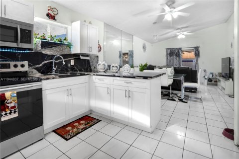Casa en venta en Hialeah, Florida, 3 dormitorios, 109.62 m2 № 2001407 - foto 14