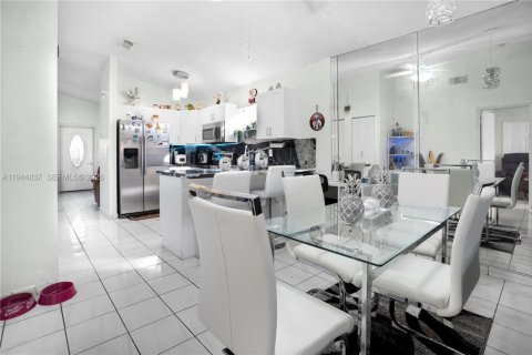 Casa en venta en Hialeah, Florida, 3 dormitorios, 109.62 m2 № 2001407 - foto 12